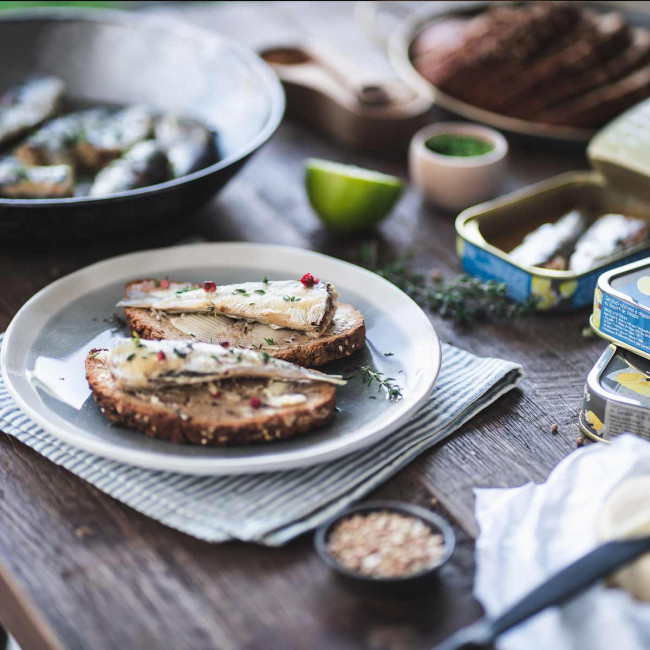 Sardines cooked with churned butter - to be served hot