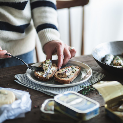 Sardines cooked with churned butter to be served hot