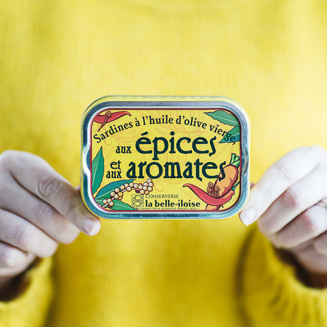 Sardines à l'huile d'olive, aux épices et aux aromates Sardines à l'huile d'olive, aux épices et aux aromates