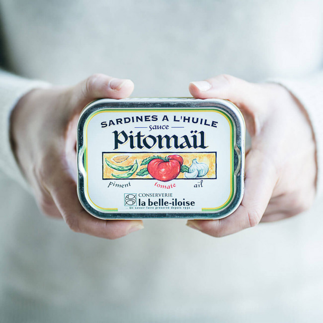 Sardines à l'huile, sauce Pitomaïl : piment, tomate, aïl Sardines à l'huile, sauce Pitomaïl : piment, tomate, aïl