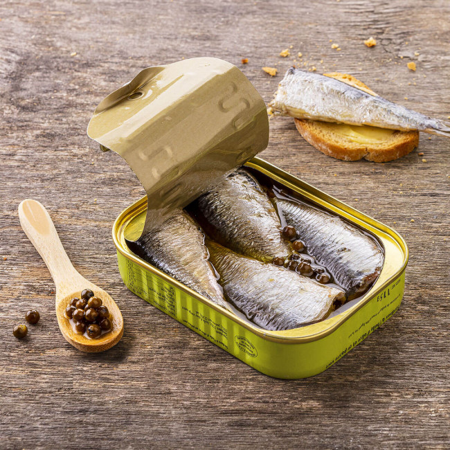 Sardines with olive oil and green peppercorns