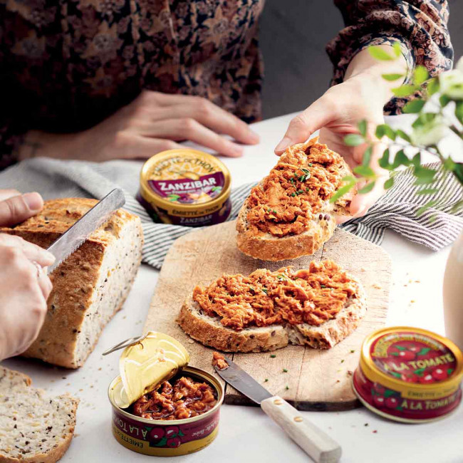 Assortment of 5 varieties of flaked tuna Assortment of 5 varieties of flaked tuna