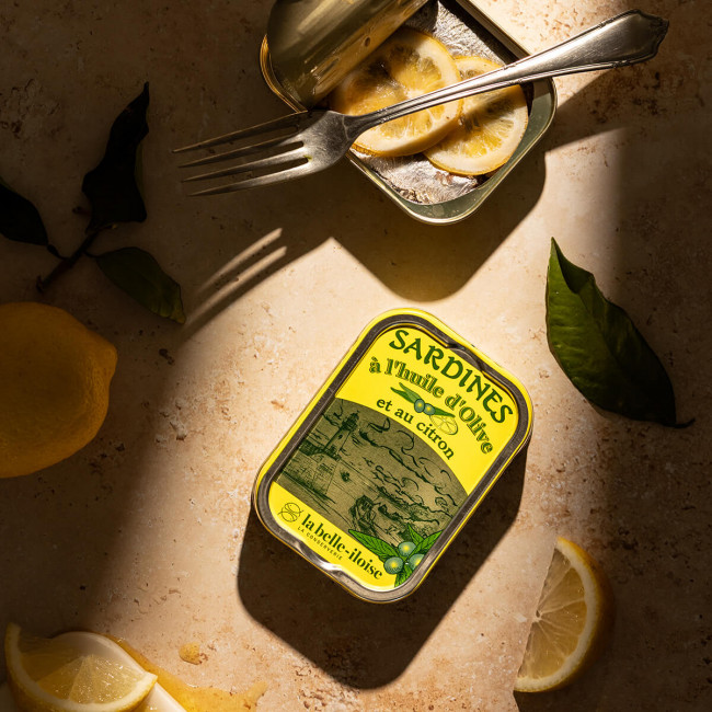 Sardinen mit Olivenöl und Zitrone